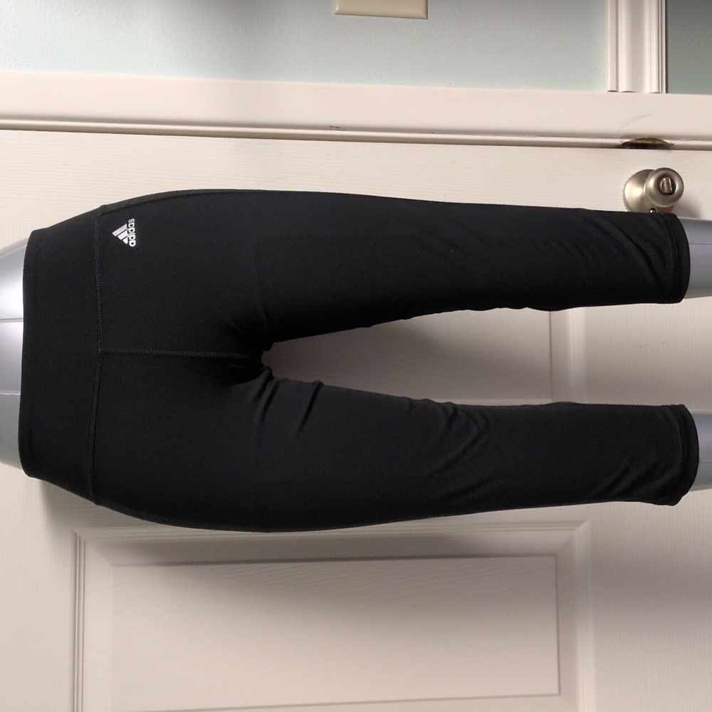 Adidas climalite Capri leggings. Knee length. Size S fits M.Excellent condition.